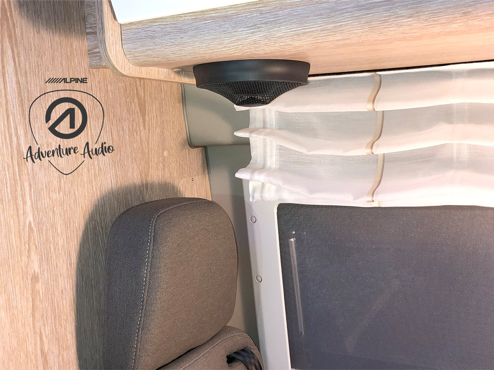 Altavoces radiales universales 12cm para cabinas traseras de autocaravanas/campers. Potencia máxima de 180W, 45W RMS, 45 mm de altura. SPC-R100S