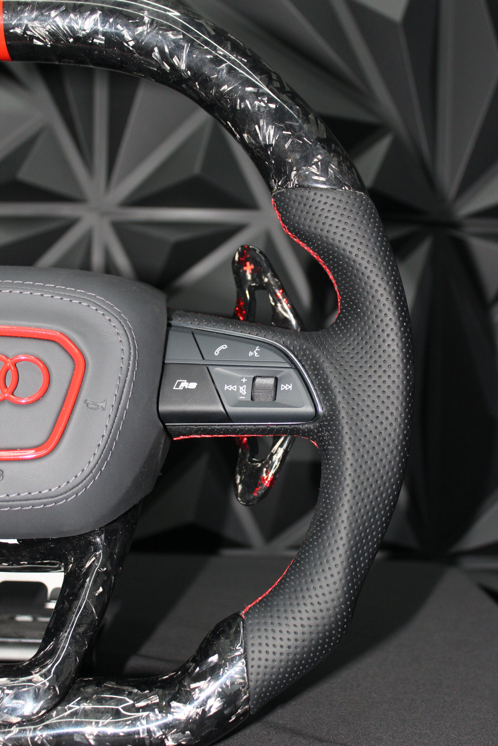 Volante AUDI FORJADO ROJO+CUERO PERFORADO - Imagen 3
