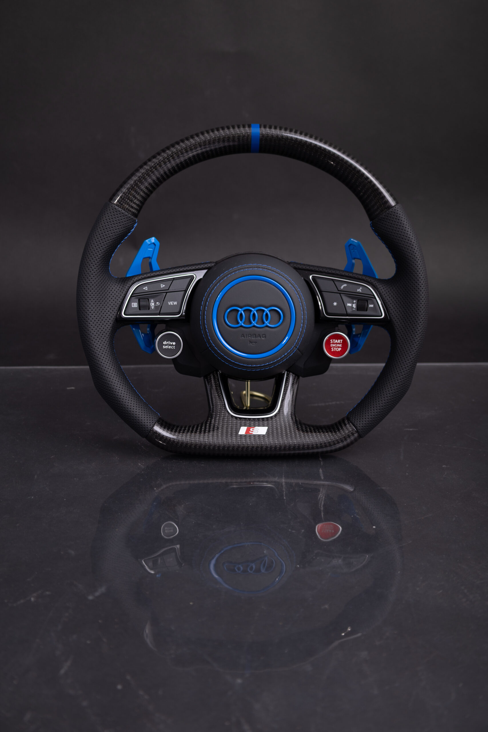 Volante Audi Azul en Carbono y Cuero Perforado