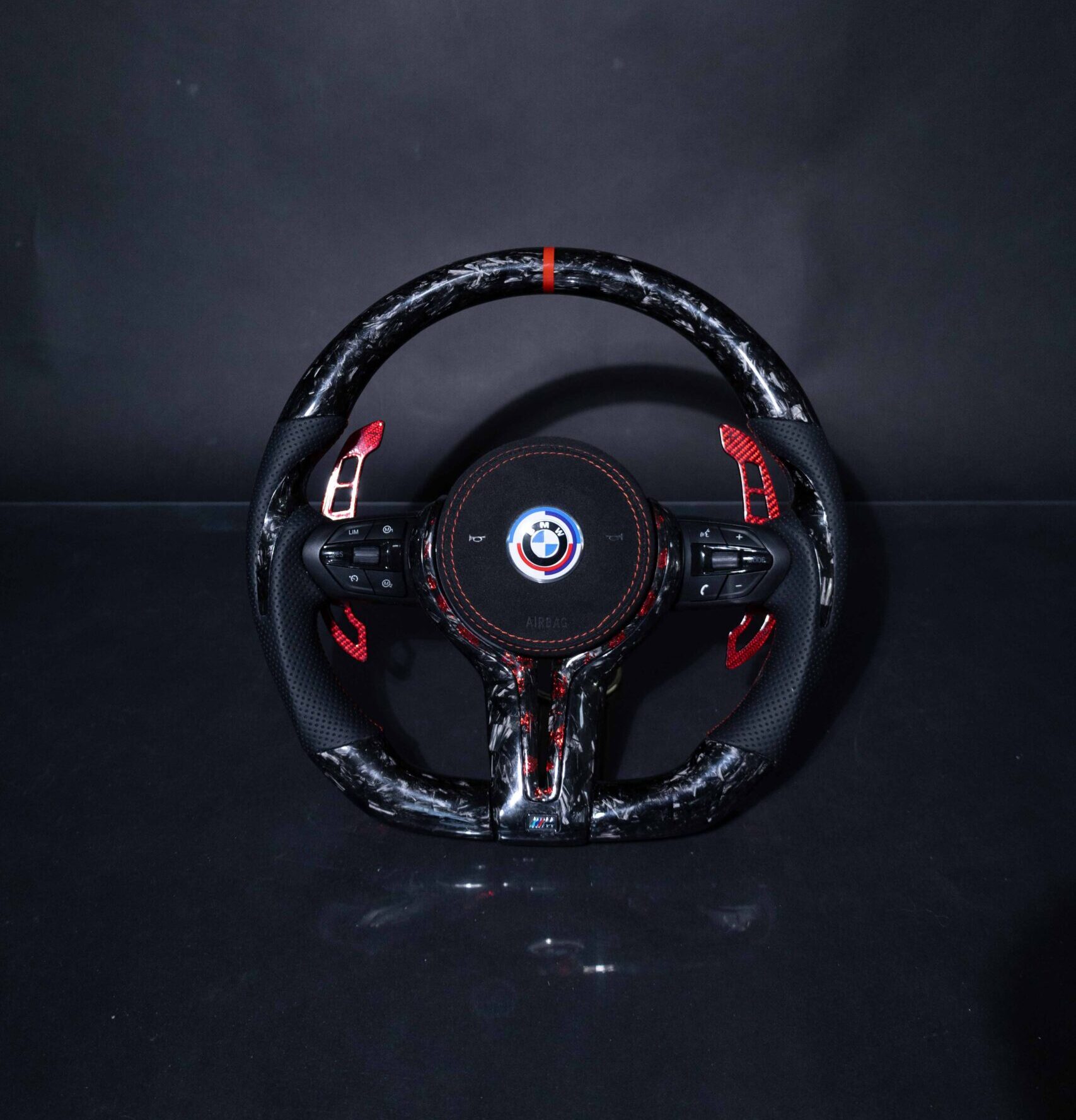 Volante BMW F-Series fibra de carbono y cuero perforado