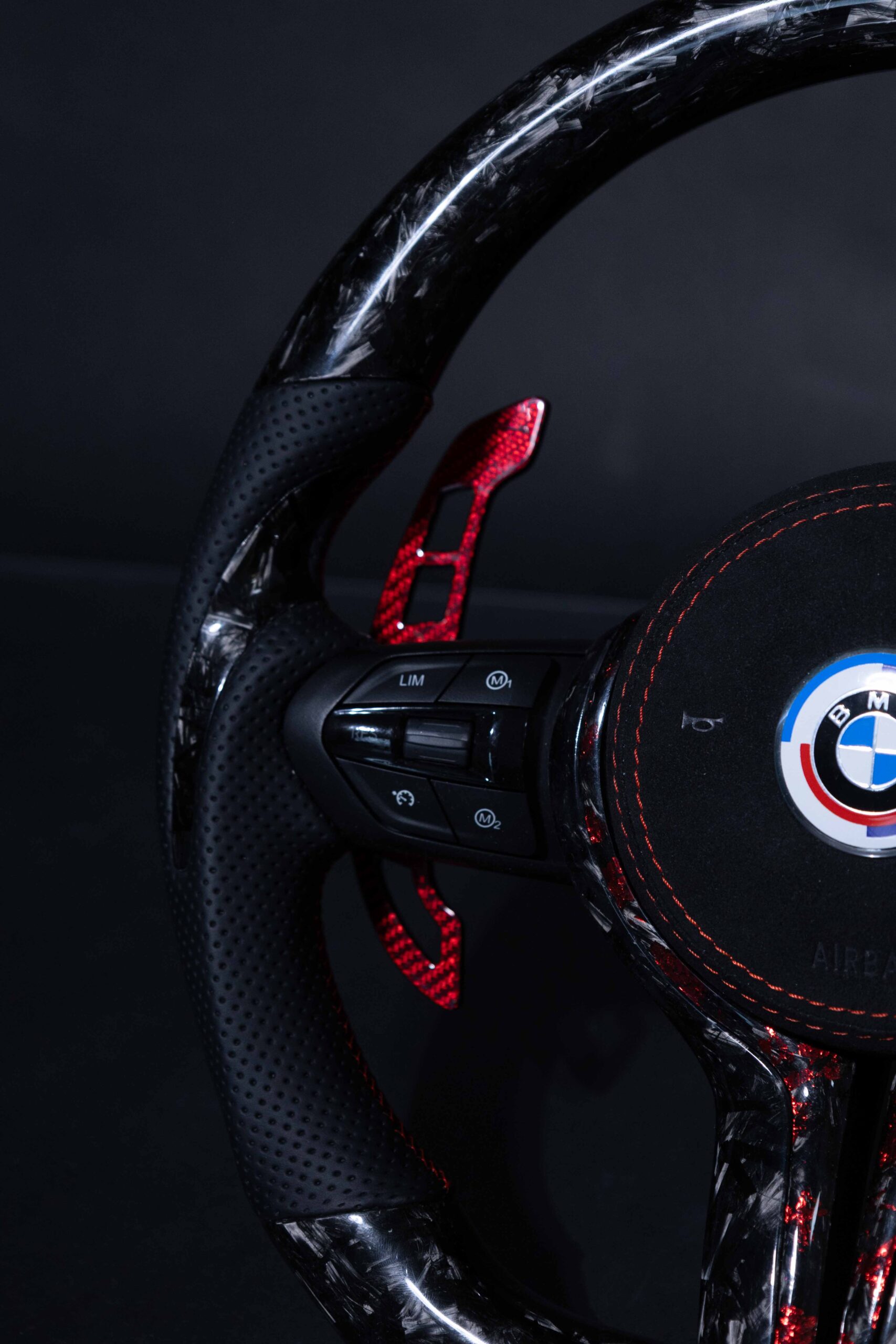 Volante BMW F-Series fibra de carbono y cuero perforado - Imagen 4