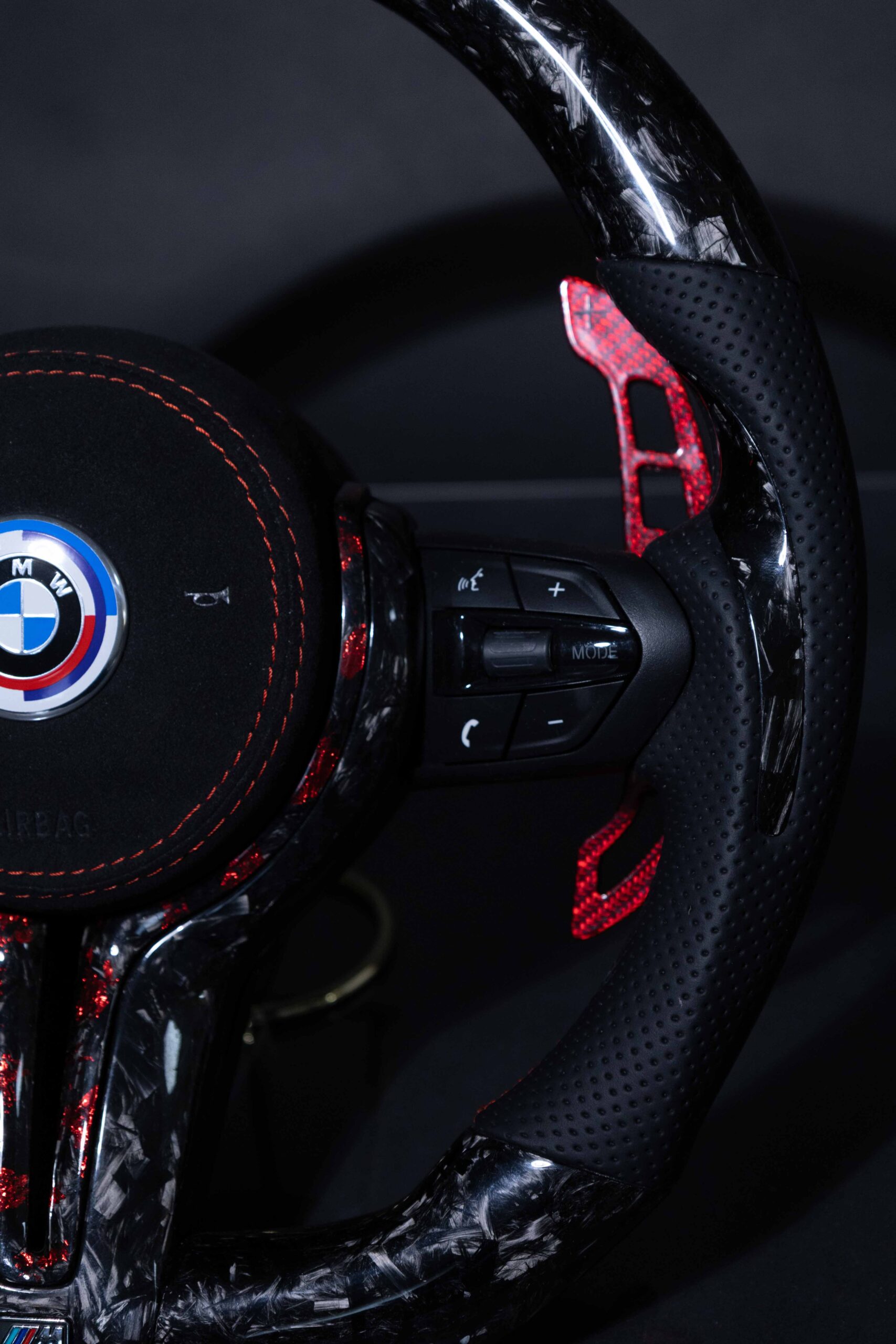 Volante BMW F-Series fibra de carbono y cuero perforado - Imagen 3