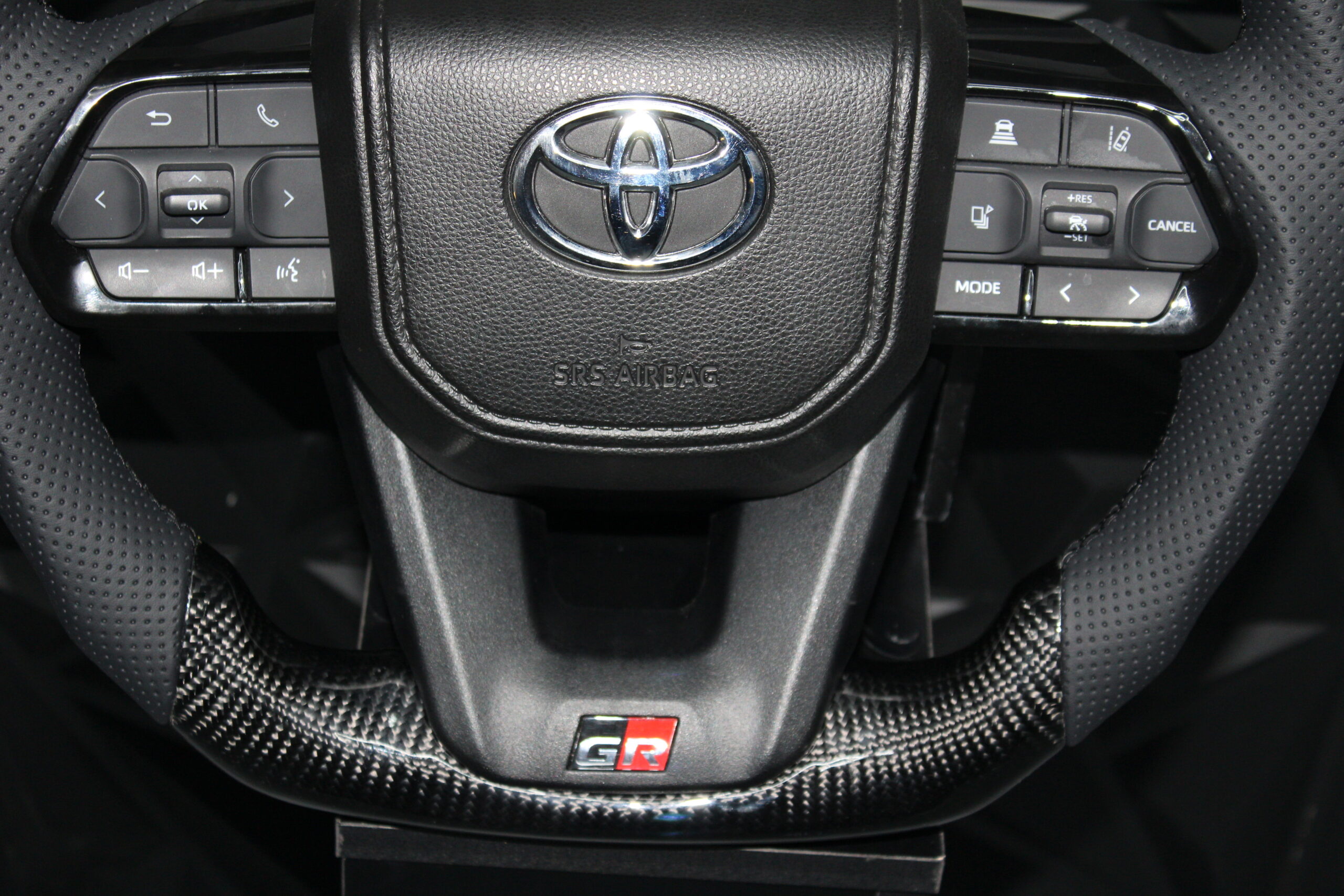 Volante TOYOTA GR CARBONO Y CUERO - Imagen 4