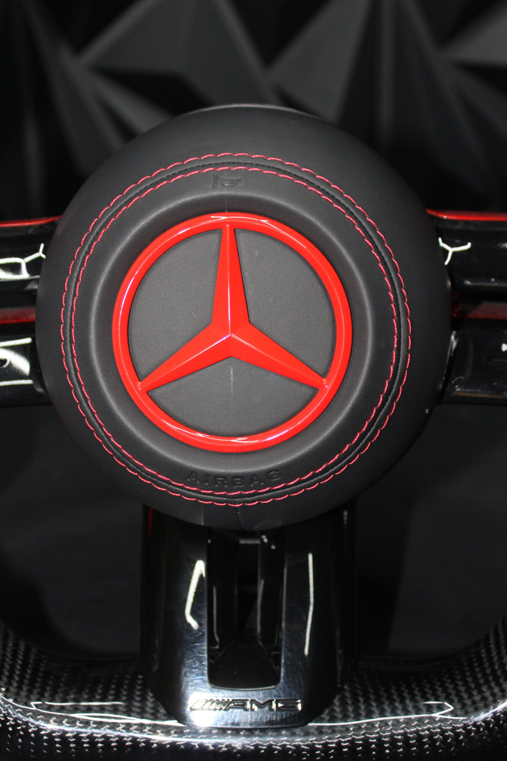 Volante Deportivo de Fibra de Carbono y Cuero Perforado para Mercedes-Benz (Estilo AMG) - Imagen 4
