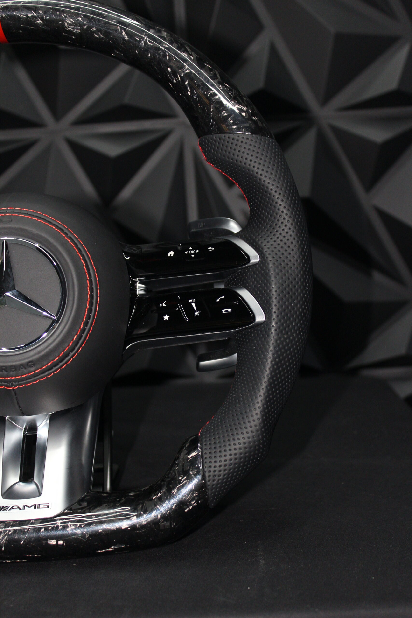 Volante Deportivo en Fibra de Carbono Forjada y Cuero Perforado para Mercedes-Benz (2018 - 2025) - Imagen 2