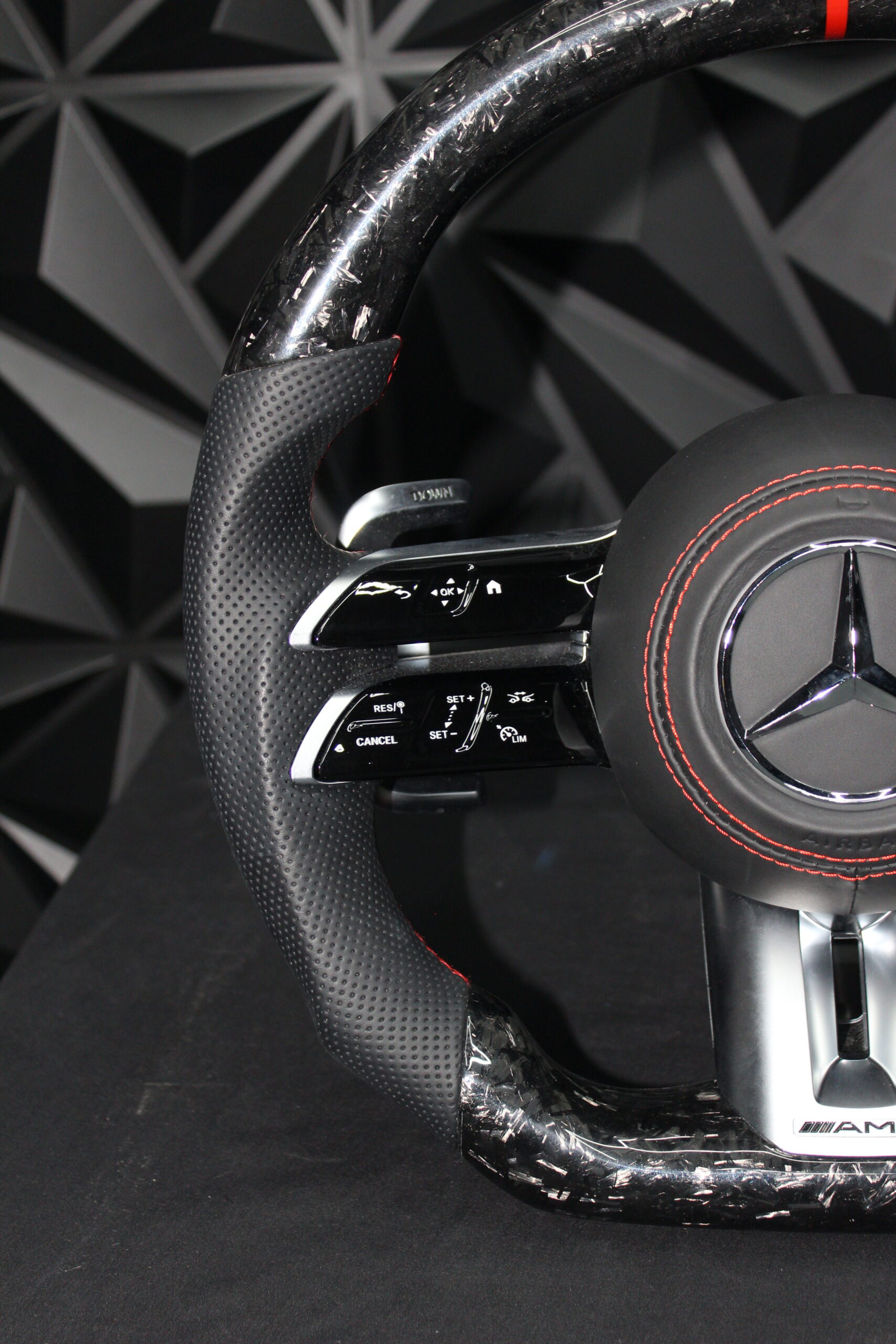 Volante Deportivo en Fibra de Carbono Forjada y Cuero Perforado para Mercedes-Benz (2018 - 2025) - Imagen 3