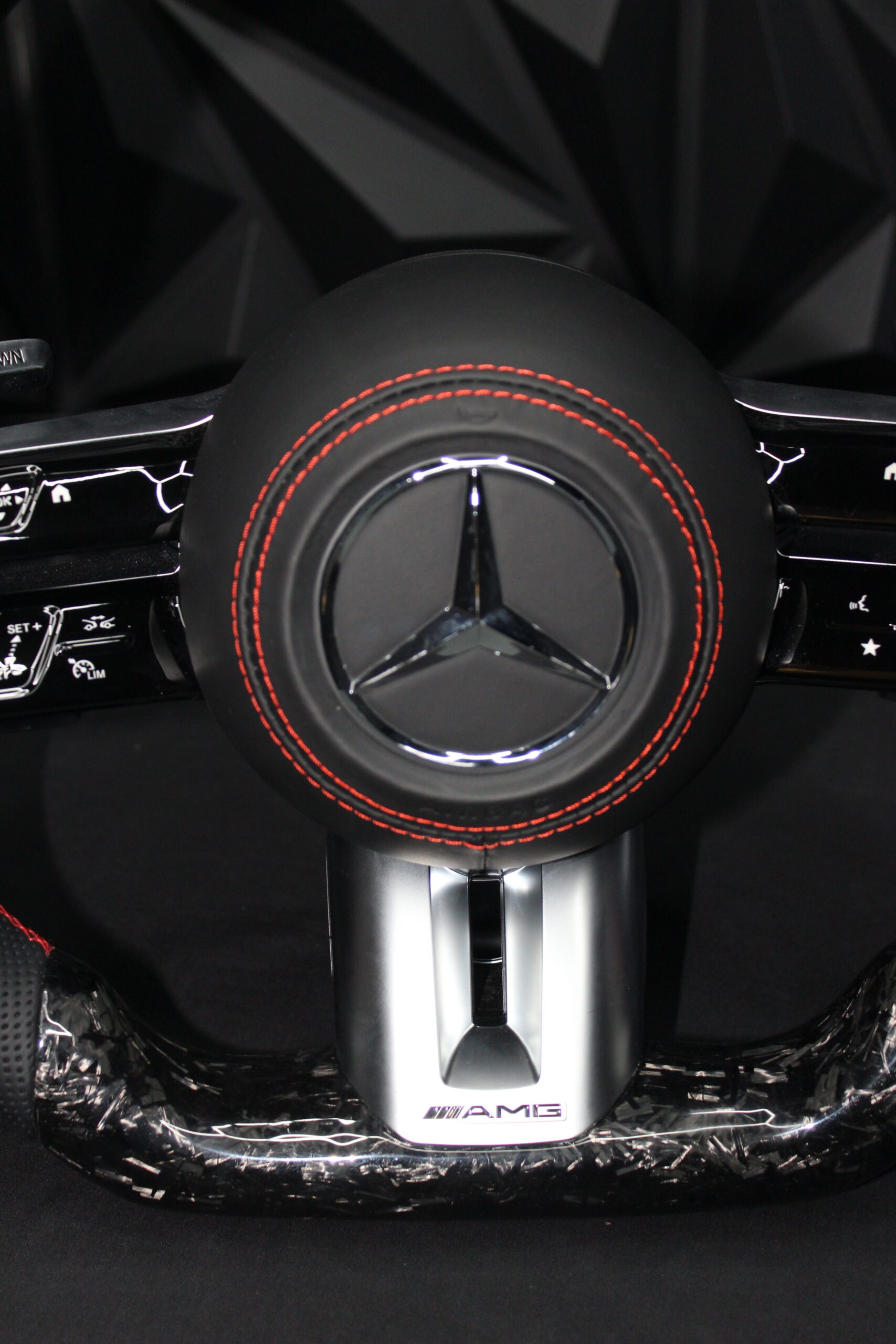 Volante Deportivo en Fibra de Carbono Forjada y Cuero Perforado para Mercedes-Benz (2018 - 2025) - Imagen 4