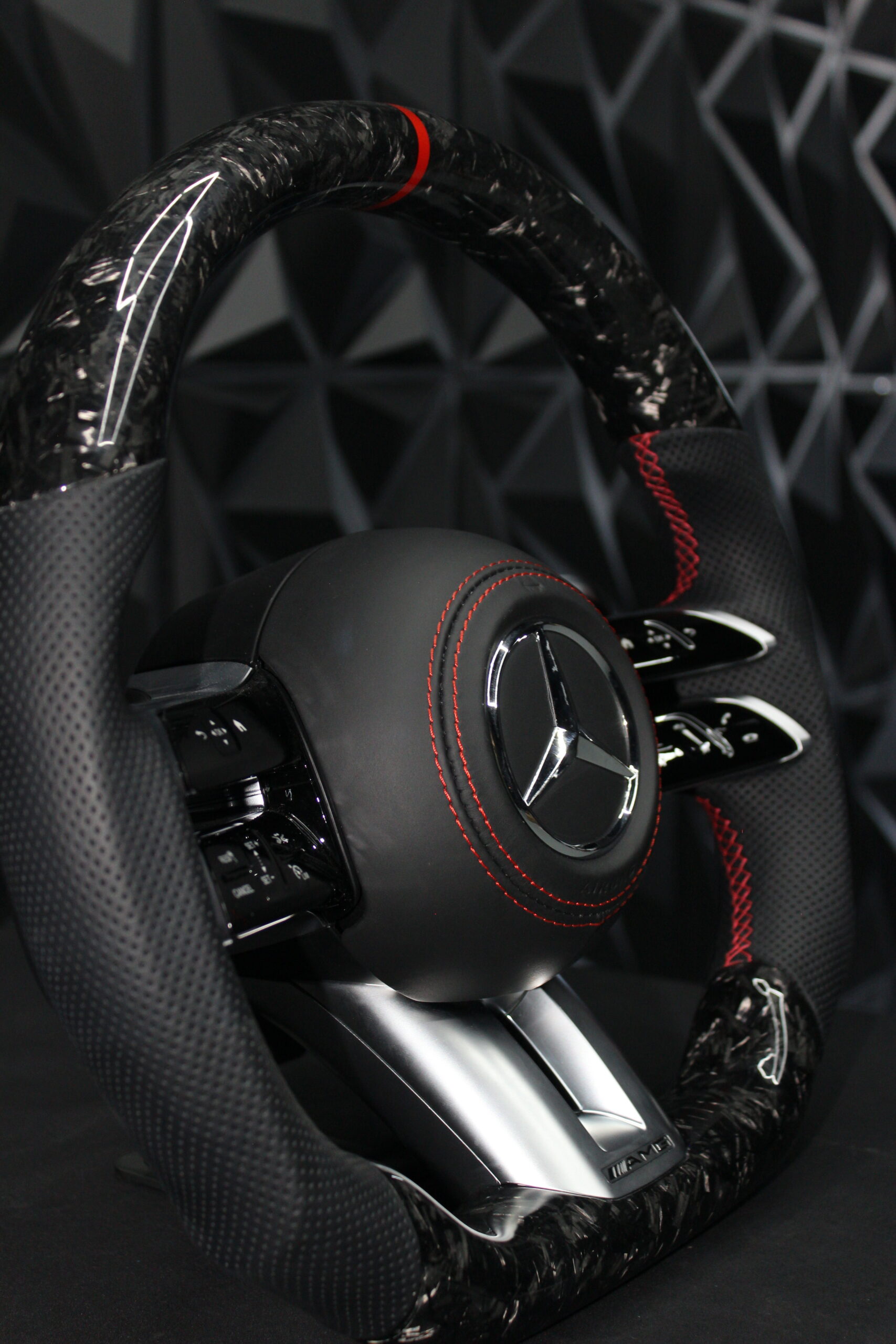Volante Deportivo en Fibra de Carbono Forjada y Cuero Perforado para Mercedes-Benz (2018 - 2025) - Imagen 5