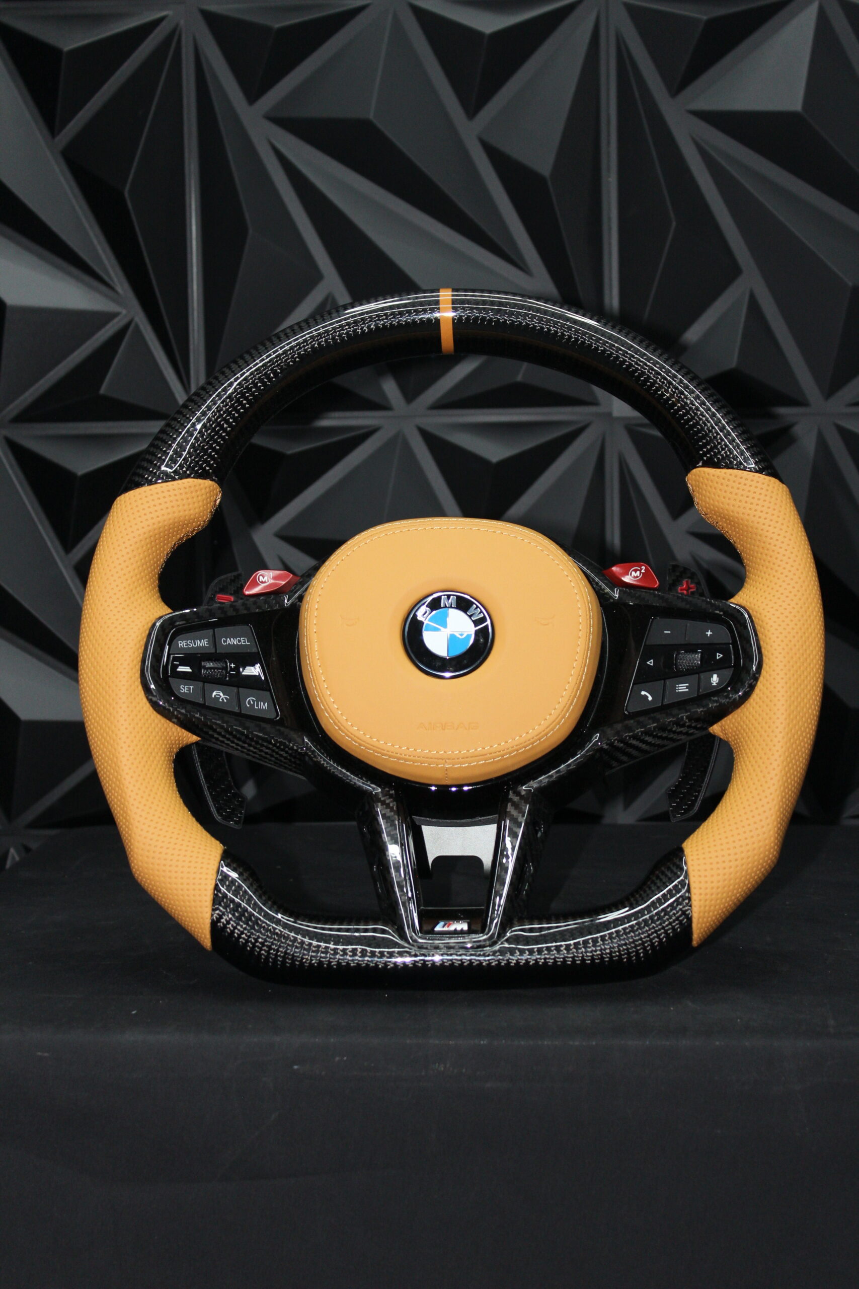 Volante Deportivo BMW Chasis Series G – Fibra de Carbono, Piel Perforada Camel y Levas M