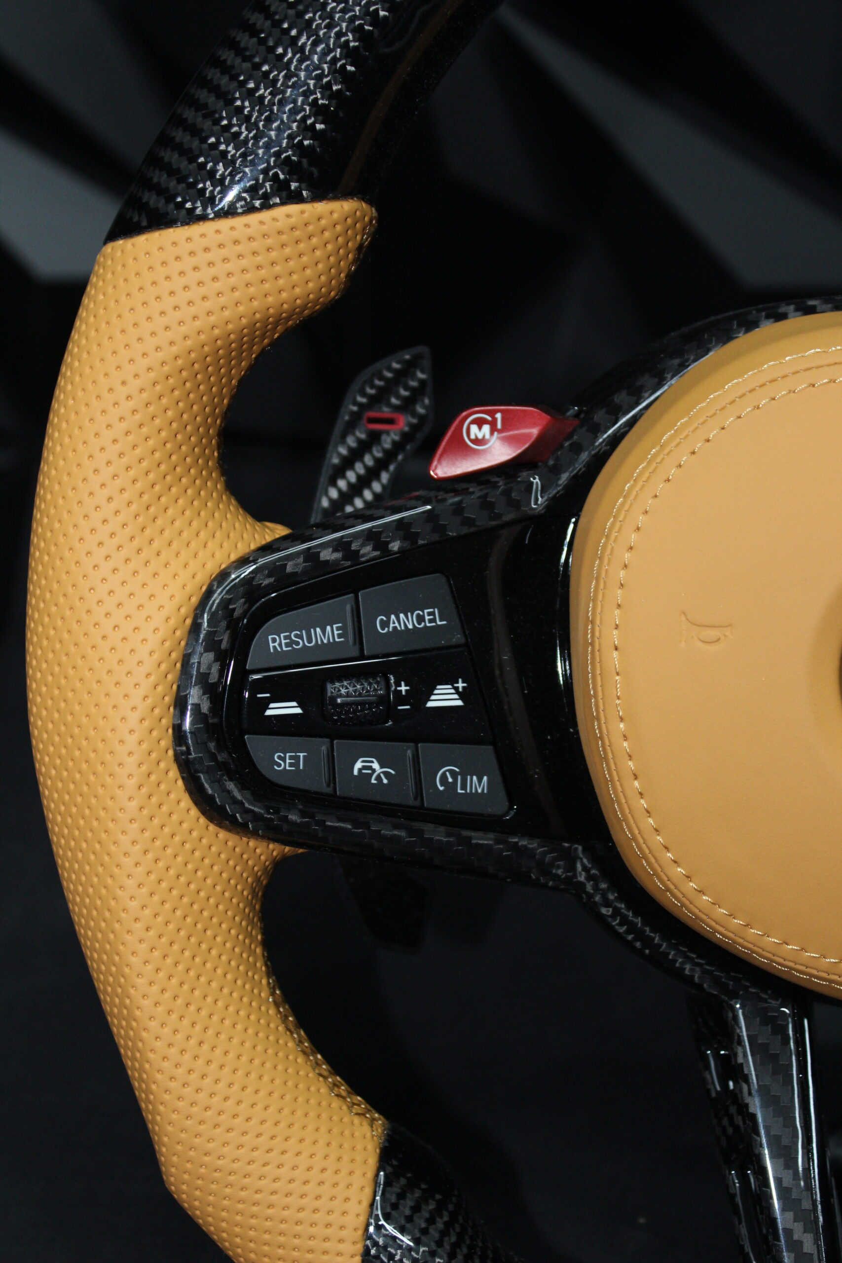 Volante Deportivo BMW Chasis Series G – Fibra de Carbono, Piel Perforada Camel y Levas M - Imagen 2