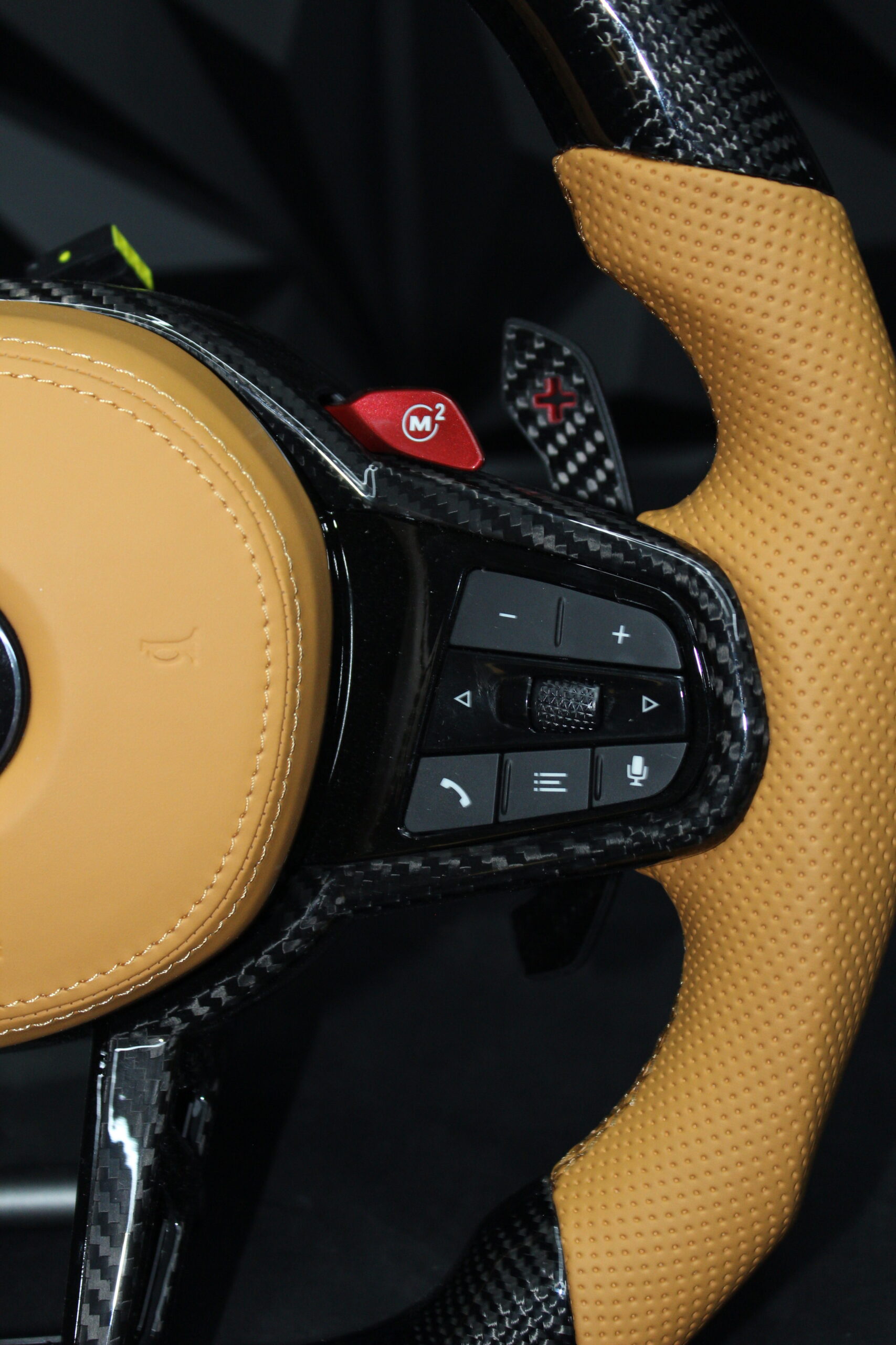 Volante Deportivo BMW Chasis Series G – Fibra de Carbono, Piel Perforada Camel y Levas M - Imagen 3