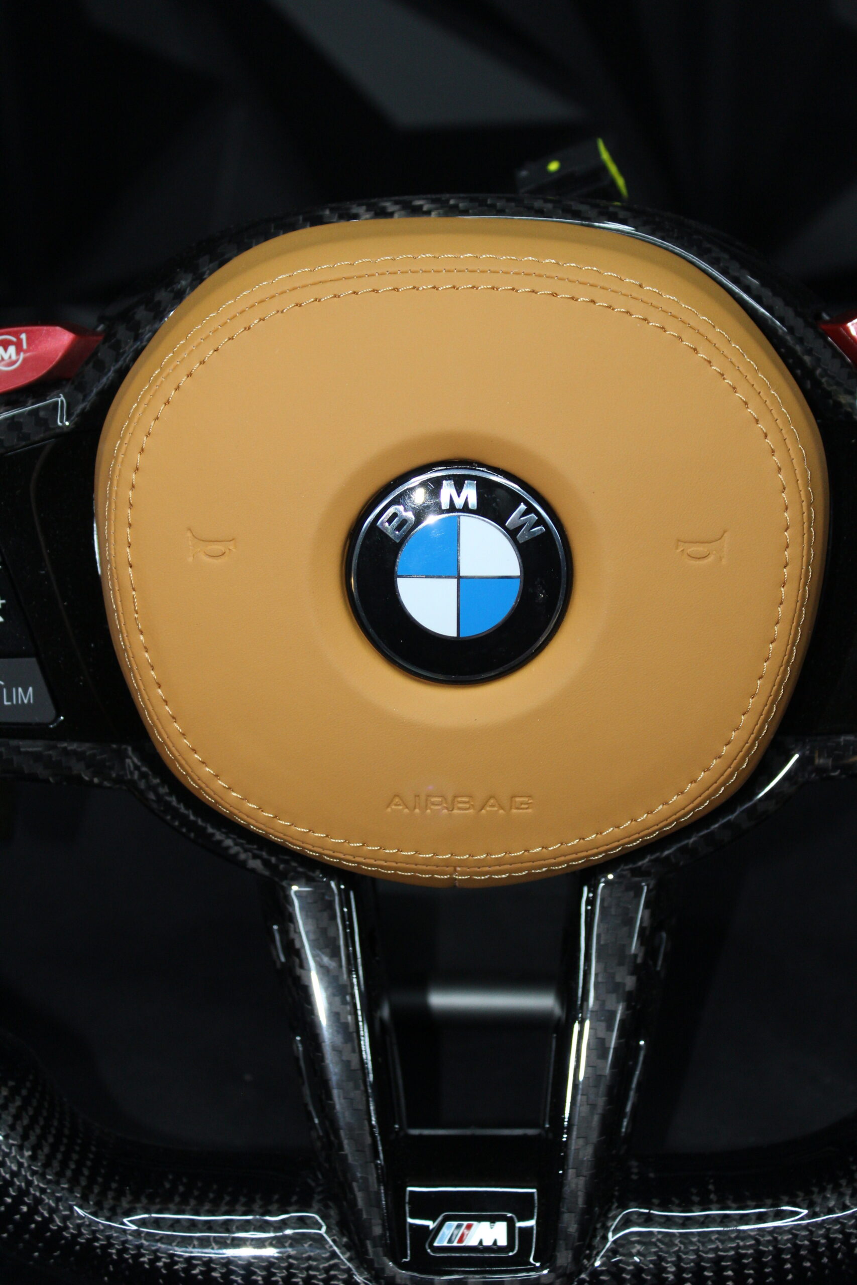 Volante Deportivo BMW Chasis Series G – Fibra de Carbono, Piel Perforada Camel y Levas M - Imagen 4