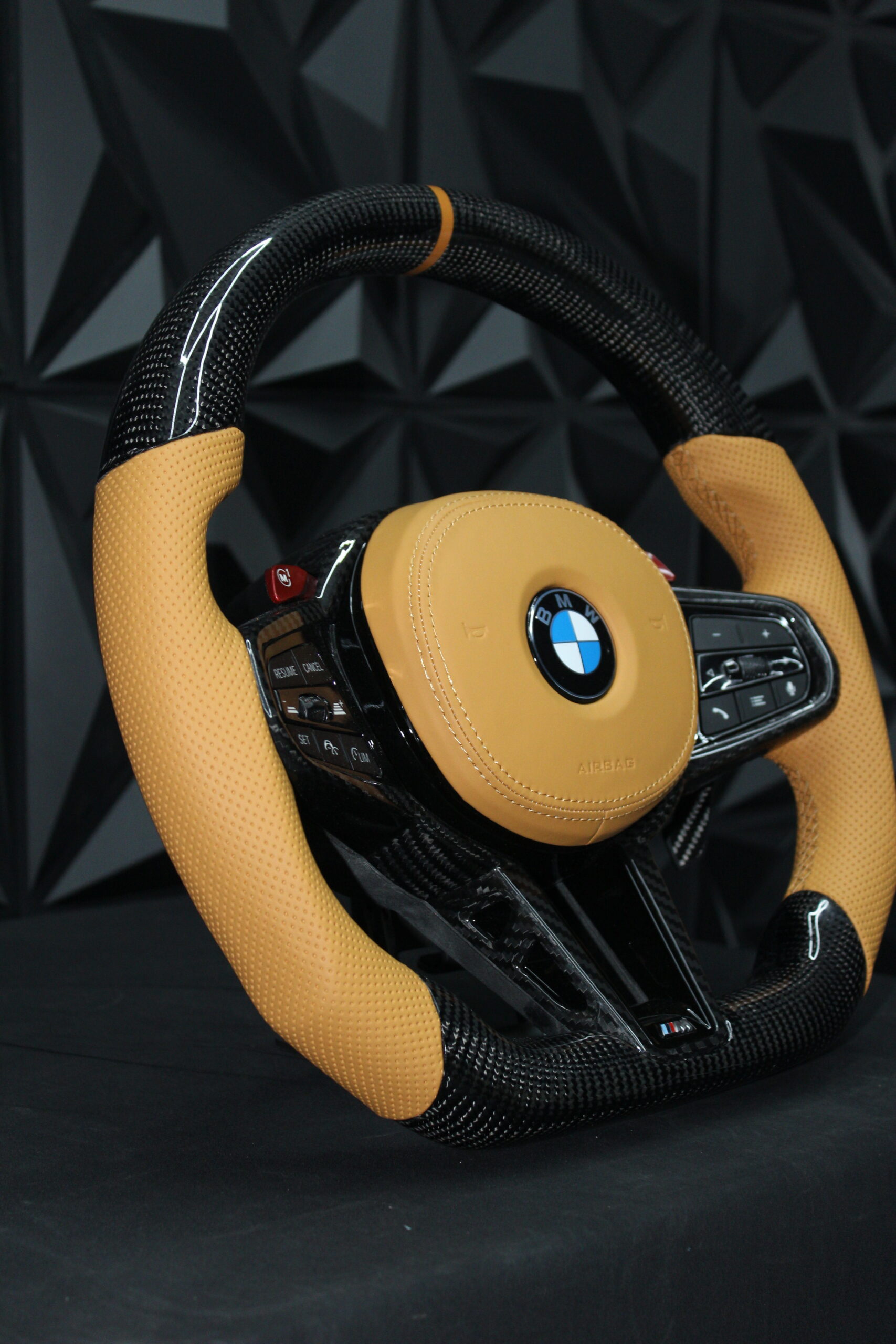 Volante Deportivo BMW Chasis Series G – Fibra de Carbono, Piel Perforada Camel y Levas M - Imagen 5