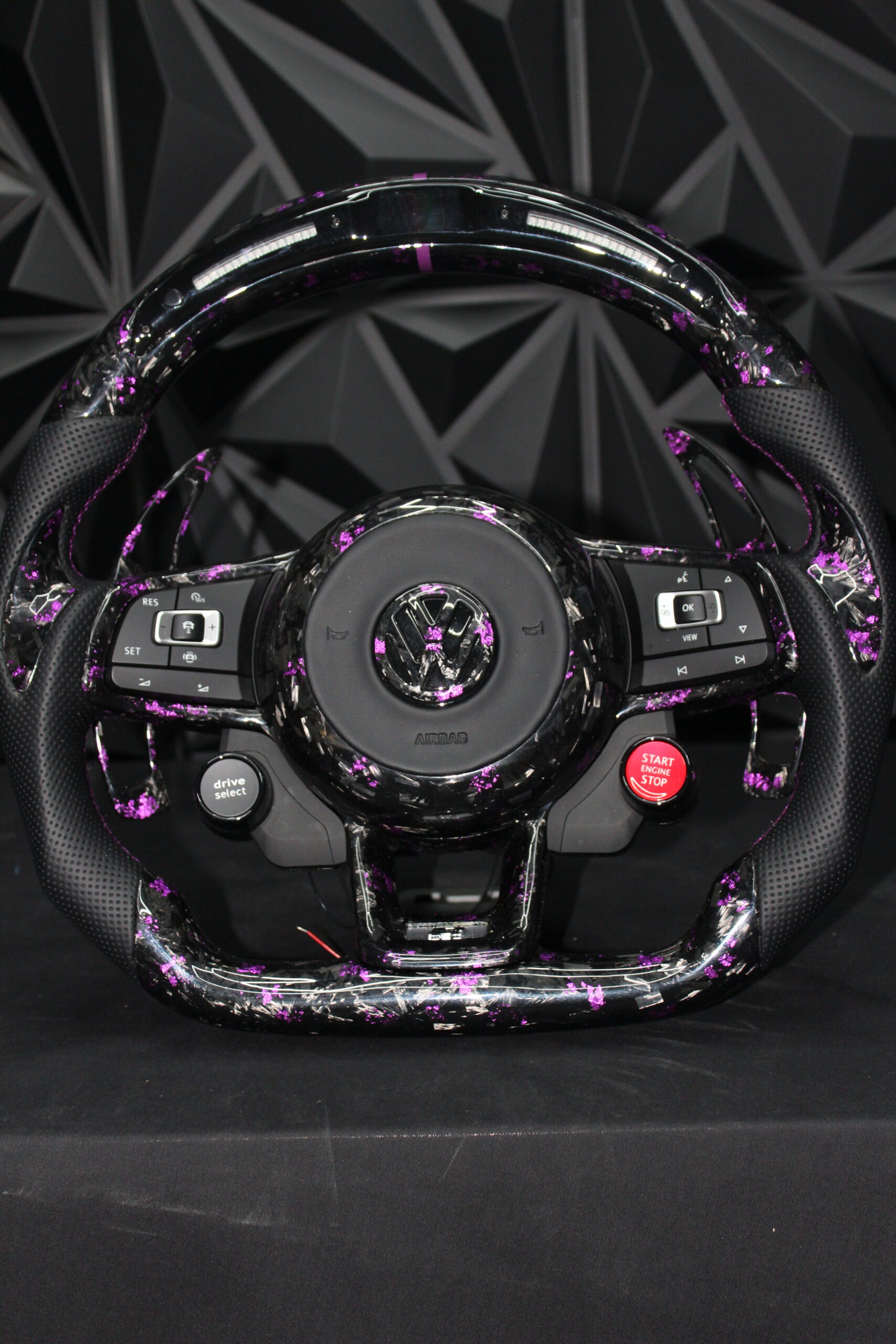 Volante Personalizado en Carbono Forjado con Detalles Violetas y Botones Satélite para Volkswagen (GTI / R / R-Line)
