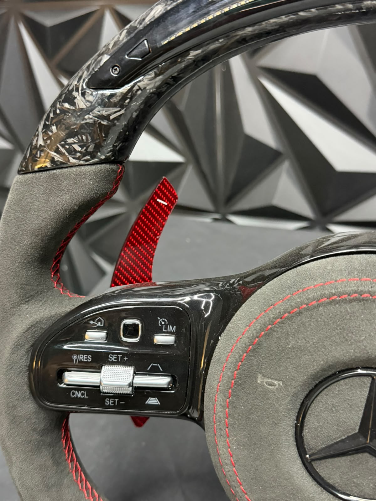 Volante Mercedes-AMG Fibra de Carbono y Alcántara con Pantalla LED de Revoluciones (2018-2025) - Imagen 3