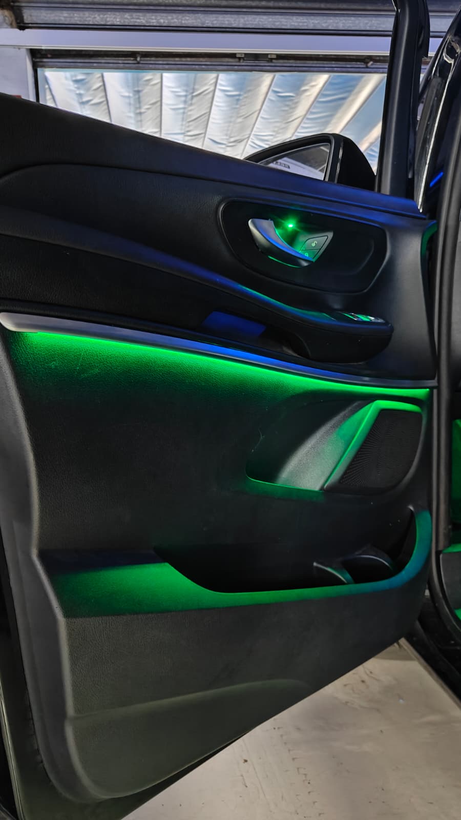 MERCEDES CLASE V ILUMINACION AMBIENTAL DINAMICA - Imagen 4